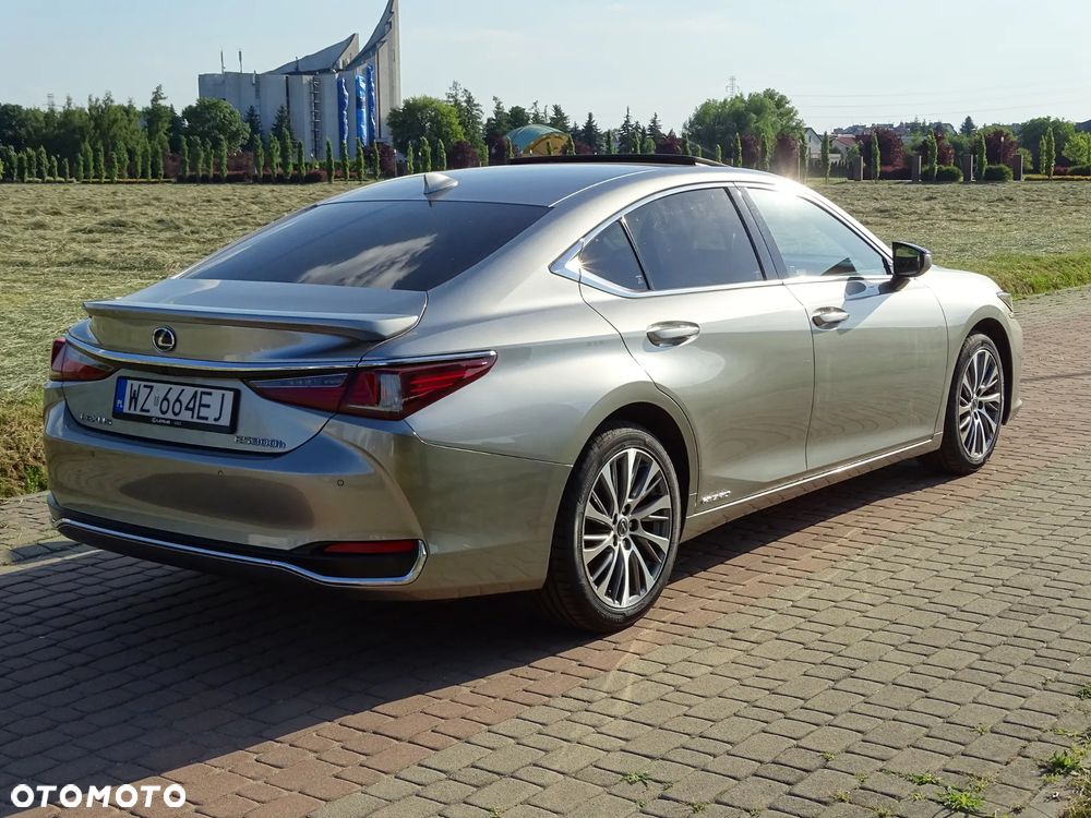 Lexus ES 300h Business Edition + - 9