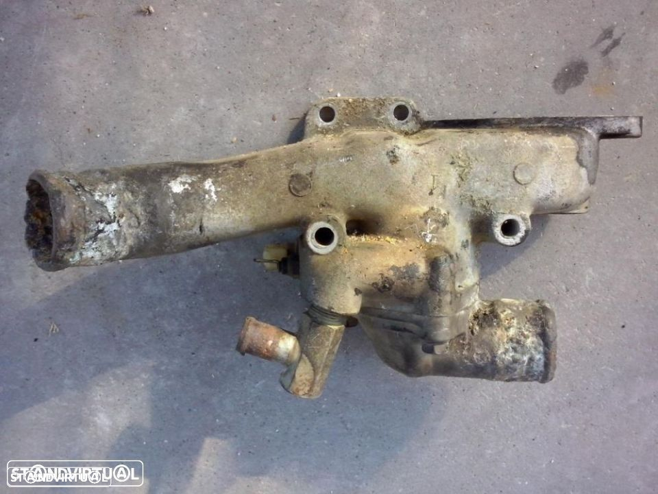caixa de termostato Nissan Pickup D21 e Terrano TD27 - 2