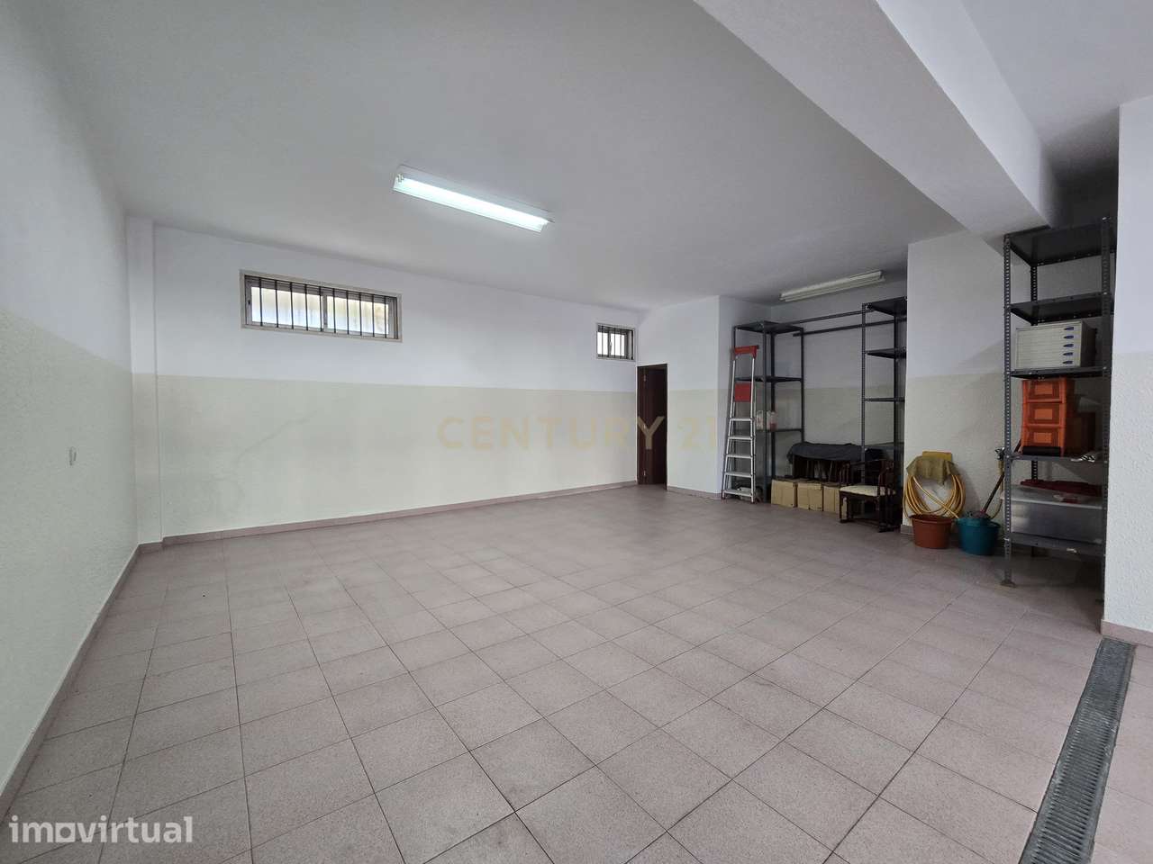Garagem com 90m2 no centro de Almada - Grande imagem: 2/12