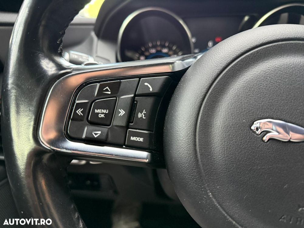 Jaguar XE 2.0 AWD R-Sport - 18