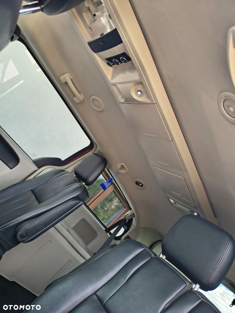 Chrysler Town & Country - 33