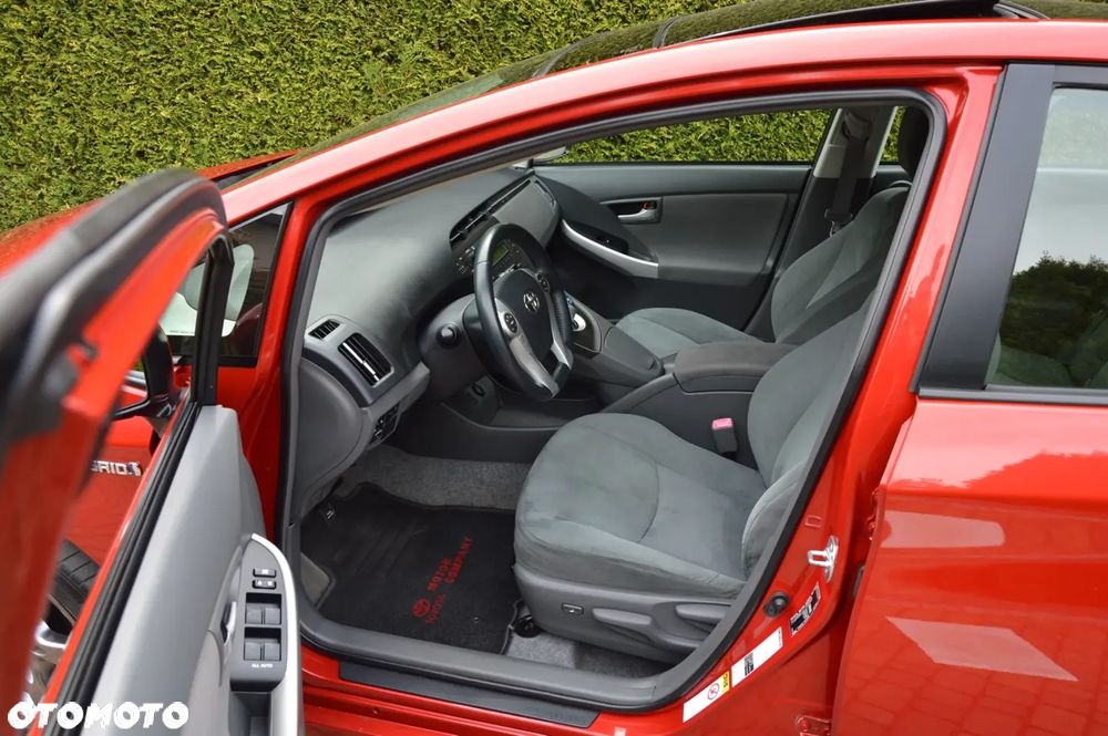 Toyota Prius (Hybrid) Life - 8