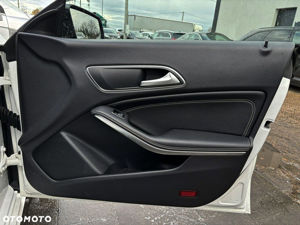 Mercedes-Benz CLA 200 AMG Line - 23