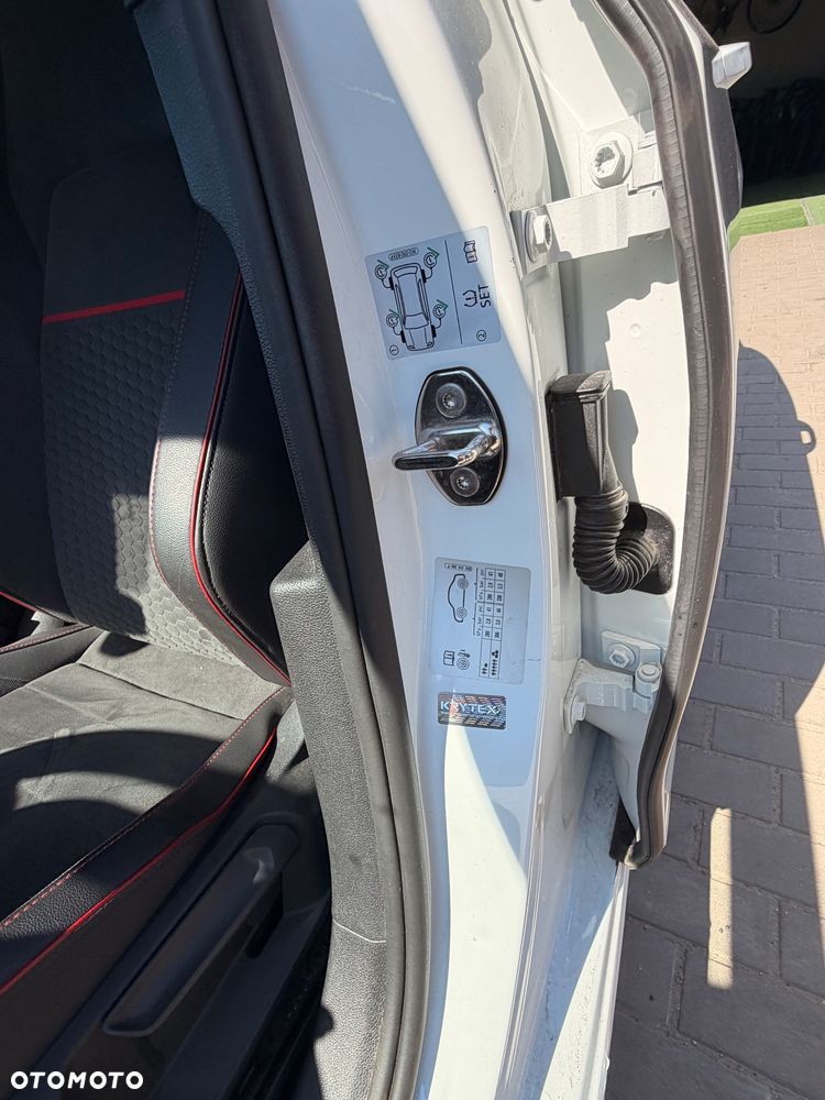 Volkswagen Golf - 25