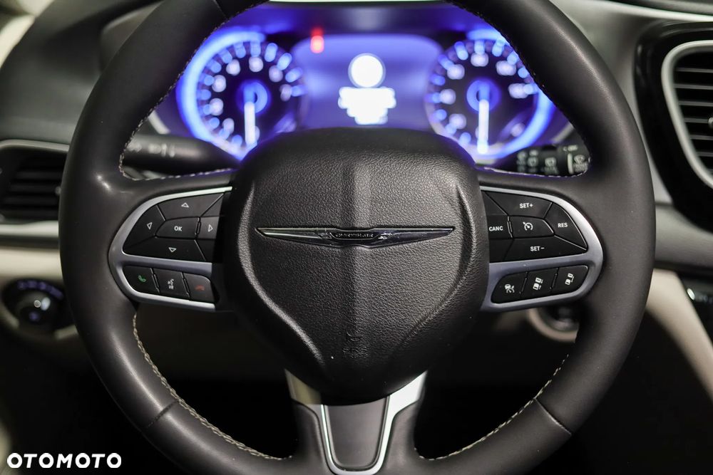 Chrysler Pacifica - 30