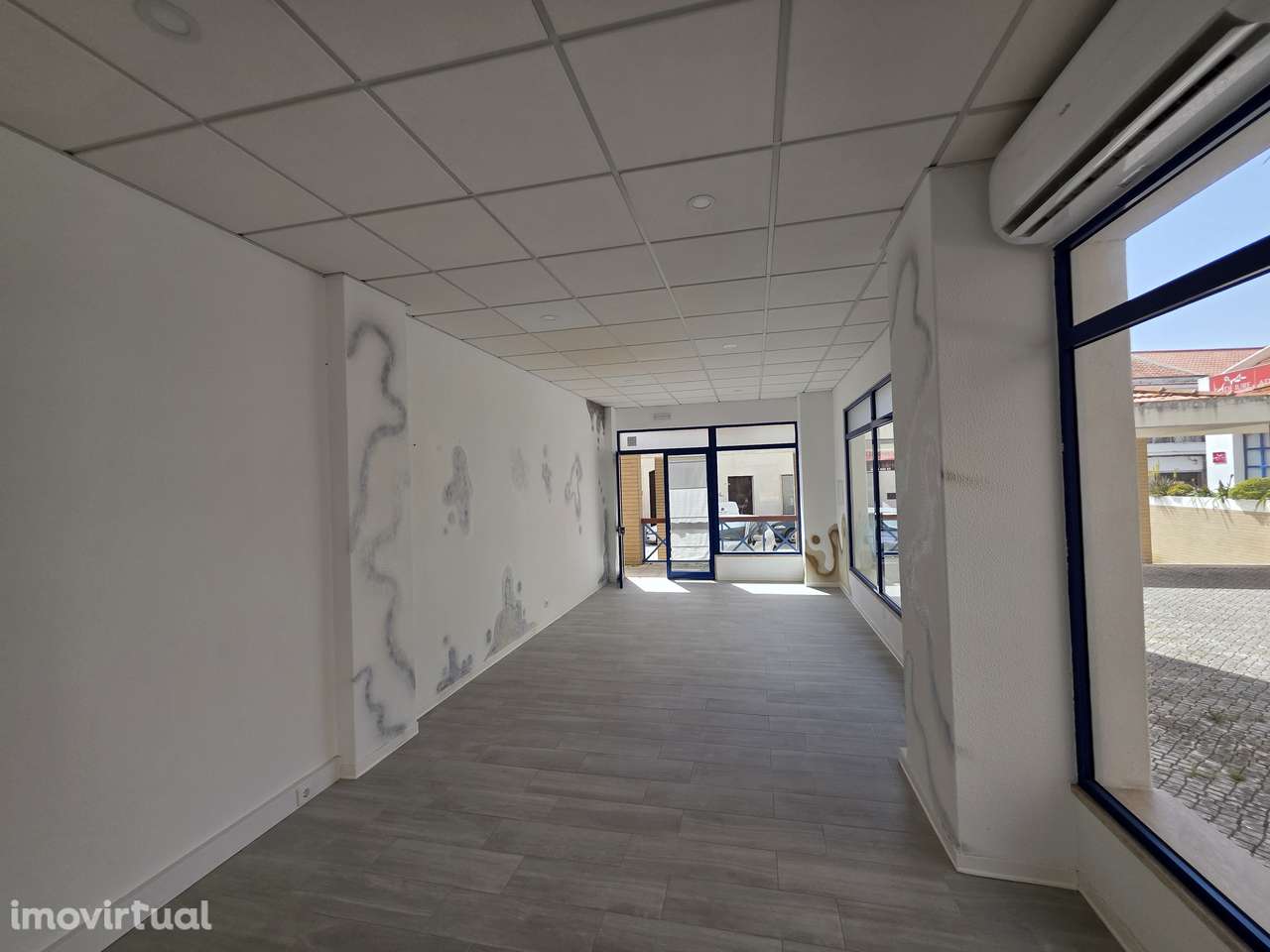 Loja com 4 montras e Bastante Luz e Espaço de Estacionamento Extra - Grande imagem: 3/7