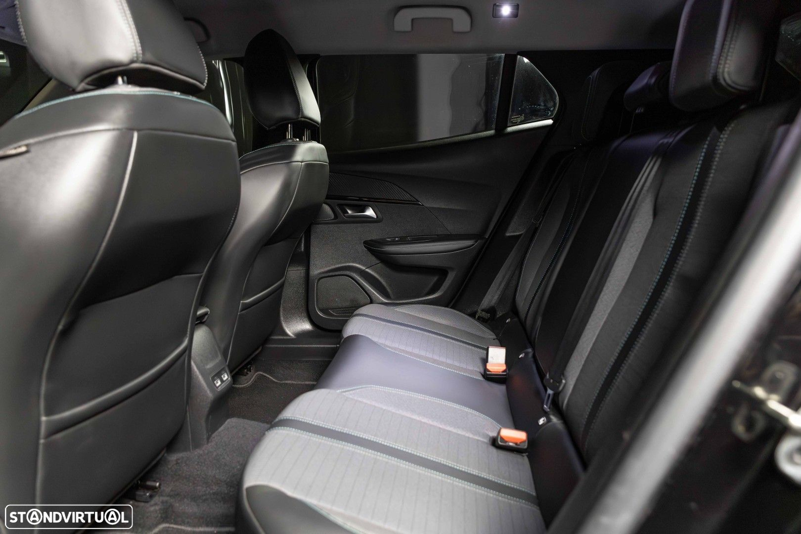 Peugeot 2008 1.2 PureTech Allure Pack EAT8 - 21
