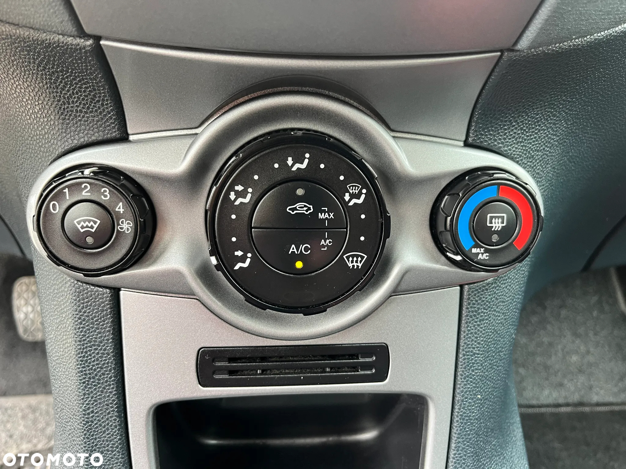 Ford Fiesta 1.6 TDCI SYNC Edition - 24