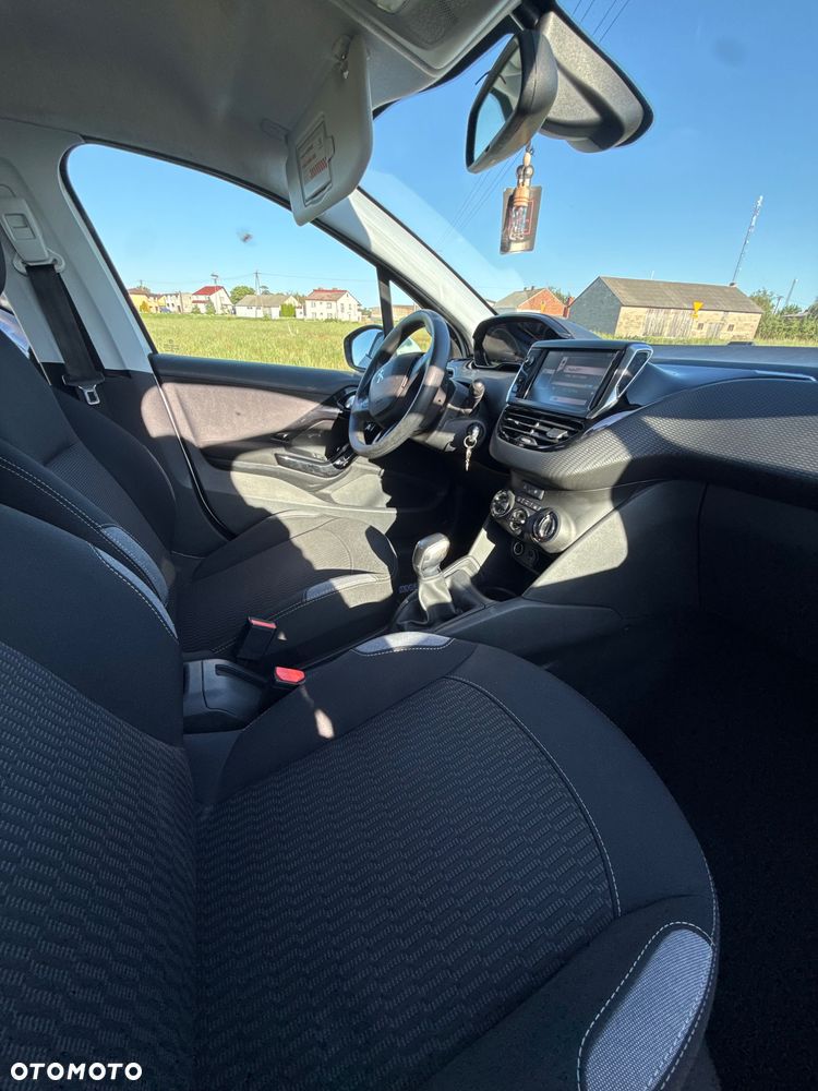 Peugeot 208 - 8