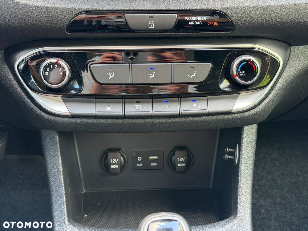 Hyundai i30 blue Kombi 1.4 Trend - 19