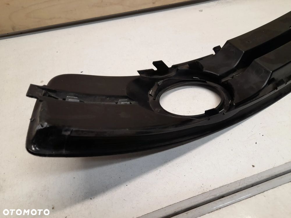 AUDI A3 8P LIFT KRATKA ZDERZAKA PRAWA 8P0807682J - 4