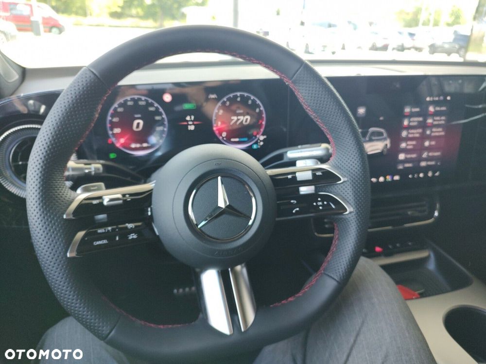 Mercedes-Benz GLB - 11