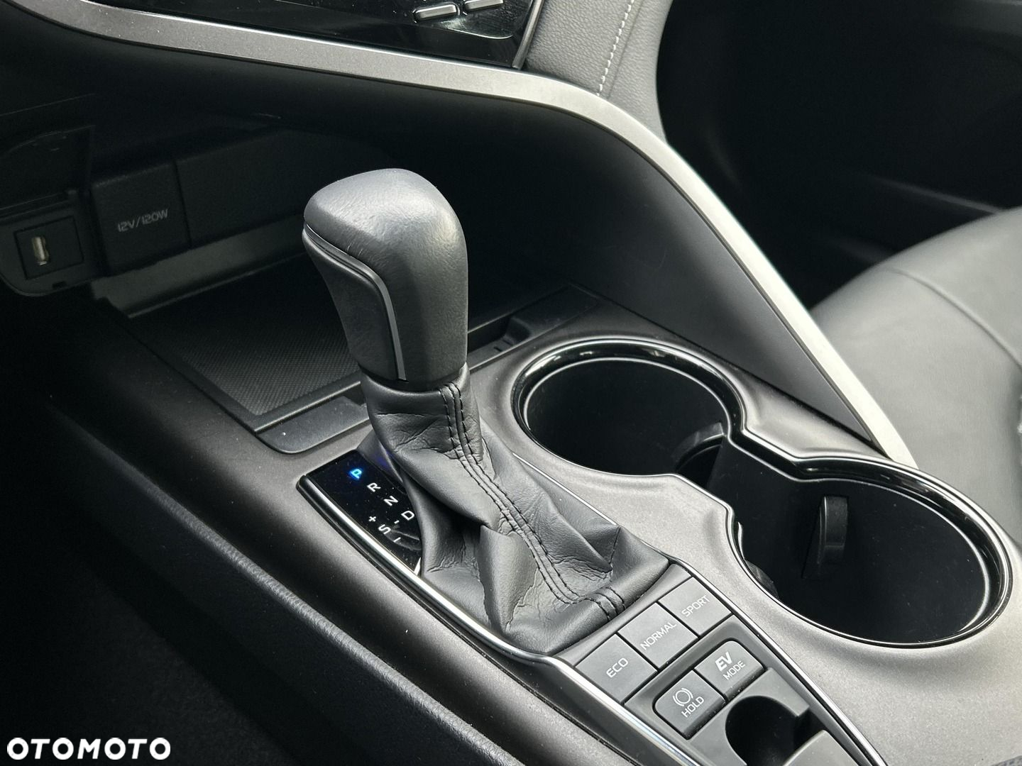 Toyota Camry - 17