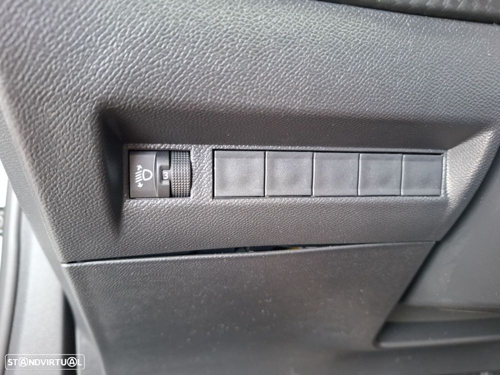 Peugeot e-2008 54 kWh Allure - 19