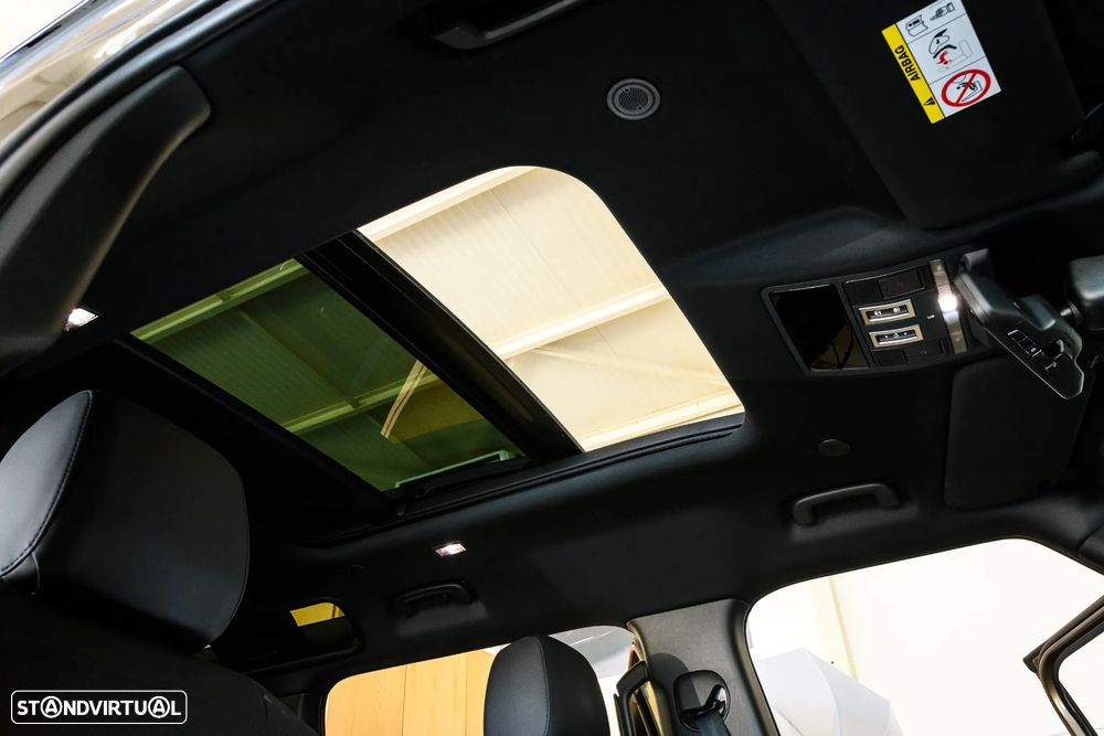 Land Rover Defender 2.0 P300e 110 AWD X-Dynamic SE - 32