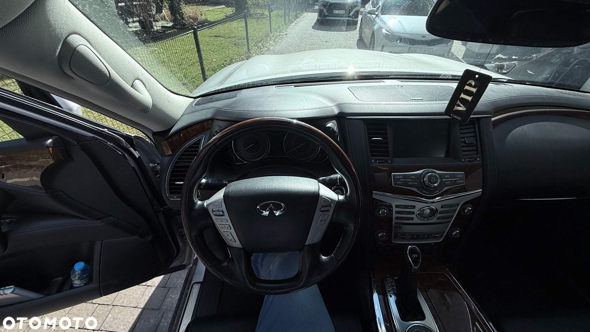 Infiniti QX80 - 26