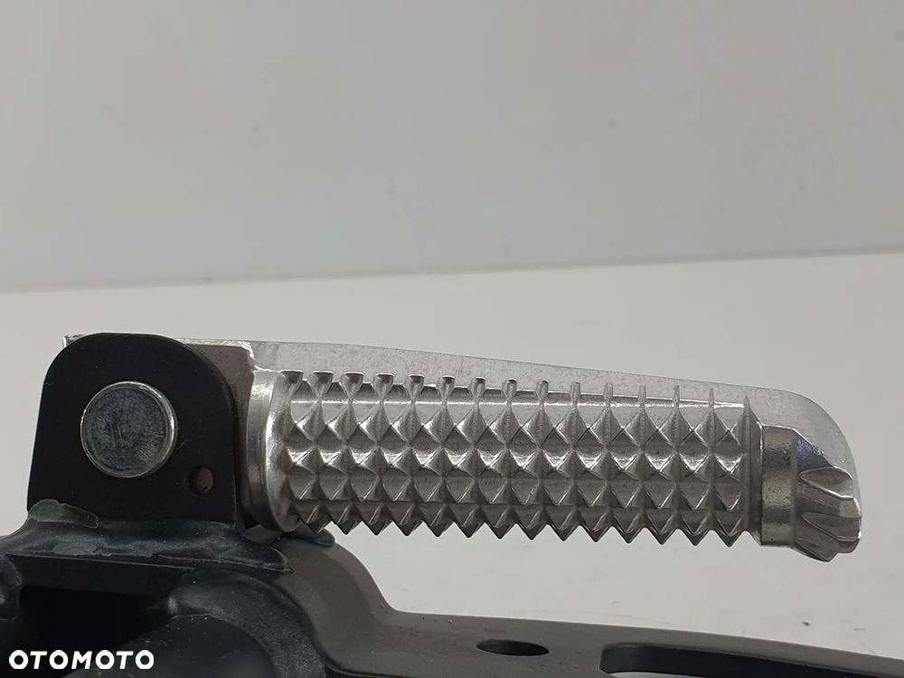 SET PASAZERA PRAWY PODNOZEK  YAMAHA XSR 125 - 6