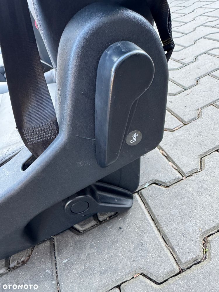 Komplet foteli skóra Ford Transit Turneo lift 19-23r - 2