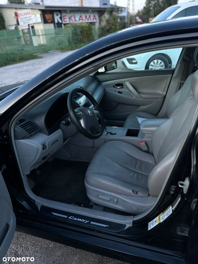Toyota Camry 2.5 XLE - 11
