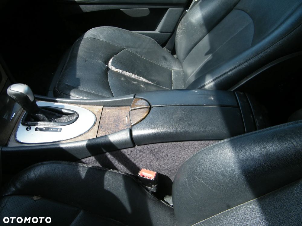 Mercedes – Benz E klasa W211 (02-06r.) 2.7 CDI 176KM. Silnik 647961 (D647961(63S), OM647) Skrzynia 722640 lakier 744 (Srebrny brylantowy- metaliczny). Cały na części. GWARANCJA !!!  Przód Tył Zestaw Komplet Drzwi Klapa Zderzak Błotnik Maska Grill Atrapa Szyba Pas Lampa Lusterko Boczki Fotel Kanapa Kokpit Deska Rozdzielcza Przełącznik Włącznik Sterownik Przewody Wiązka Instalacja Moduł Komputer Czujnik Listwa Pompa Alternator Wtryski Głowica Rozrusznik Kompresor Sprzęgło Dwumas Silnik Skrzynia ABS Klimatyzacji Paliwa Wspomagania Kolektor Turbina Przepustnica Zawór Chłodnica Koło Hak Belka Sanki Zawieszenie Mcpherson Półoś Amortyzator Wydech Tłumik Zacisk Most - 9