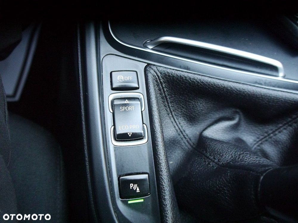 BMW Seria 3 318d Luxury Line - 32