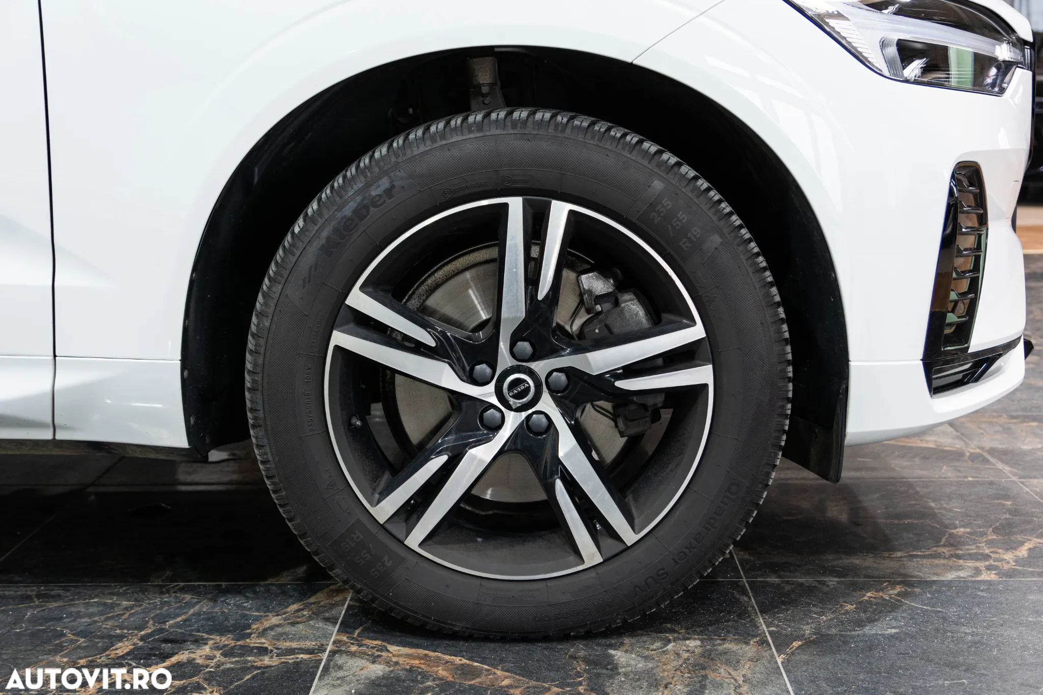 Volvo XC 60 B4 MHEV AT FWD Plus Dark - 30