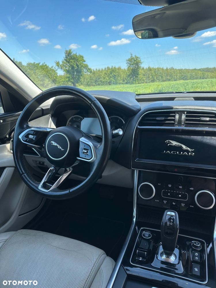 Jaguar XE - 10