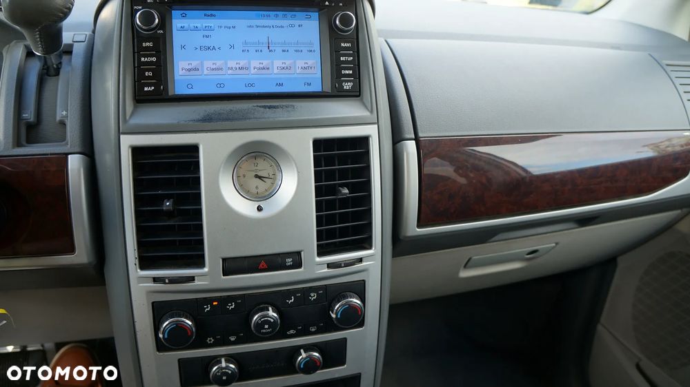 Chrysler Town & Country - 10