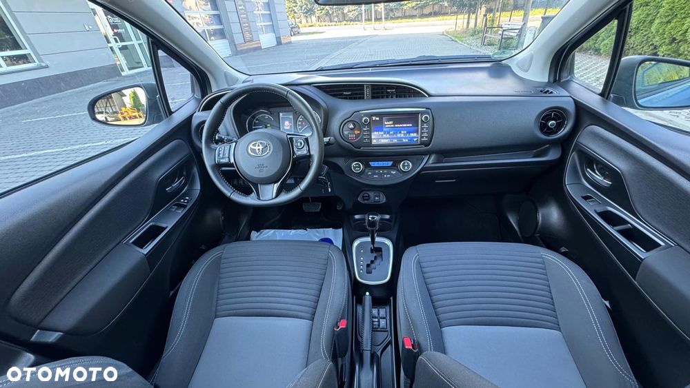 Toyota Yaris Hybrid 100 Business Edition - 12