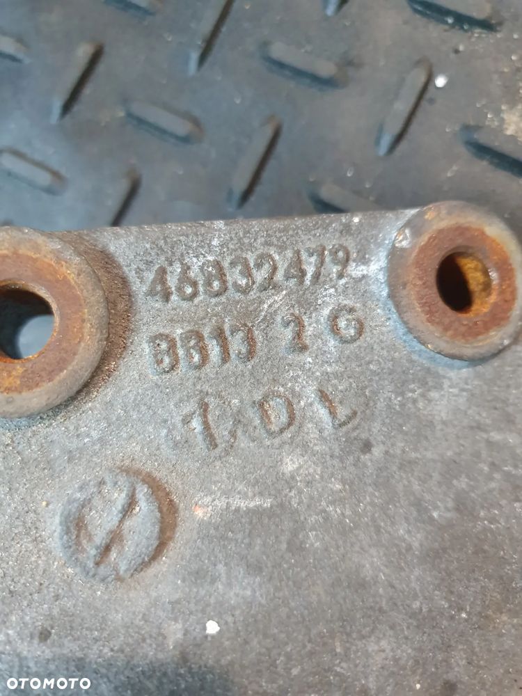 Łapa podpora silnik 1.4 1.9 8V 16V Fiat Bravo 2 Stilo 46832479 - 2