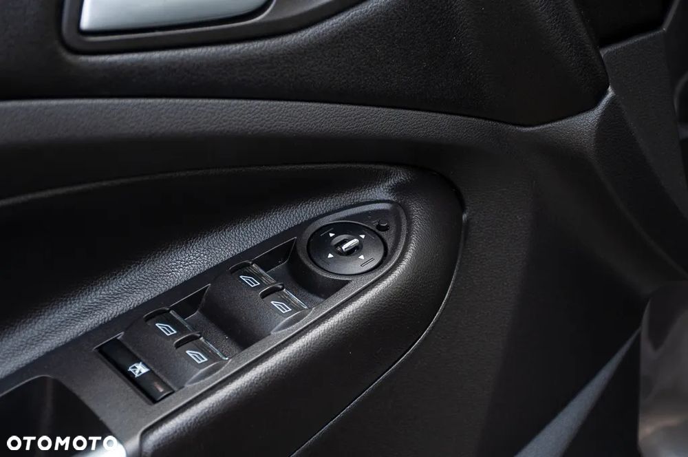 Ford Kuga 2.0 TDCi 2x4 Titanium - 34