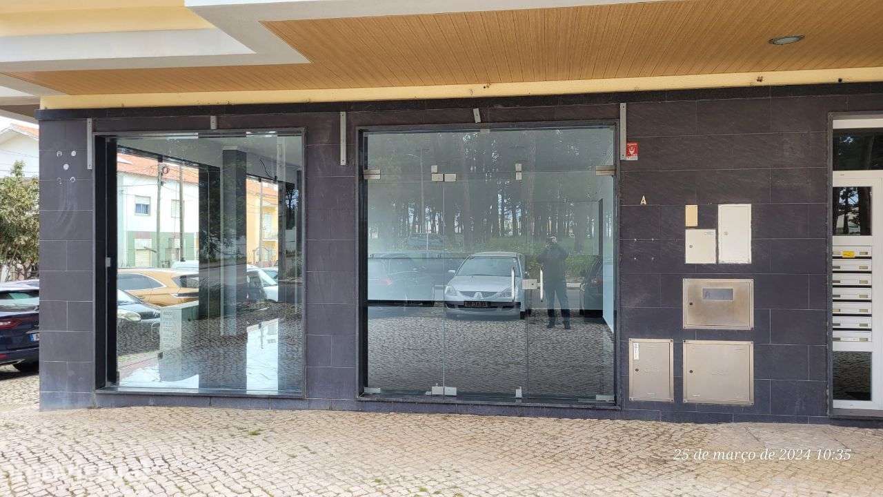 Arrenda-se Loja 65m2, 2 gabinetes e 2 WC, boa localização luminosidade - Grande imagem: 2/25