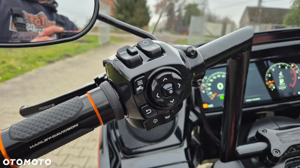 Harley-Davidson Touring Road Glide - 13