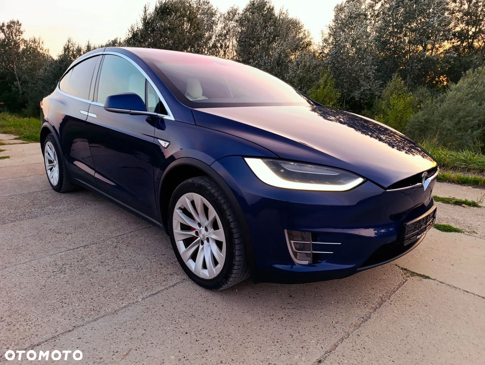Tesla Model X - 12