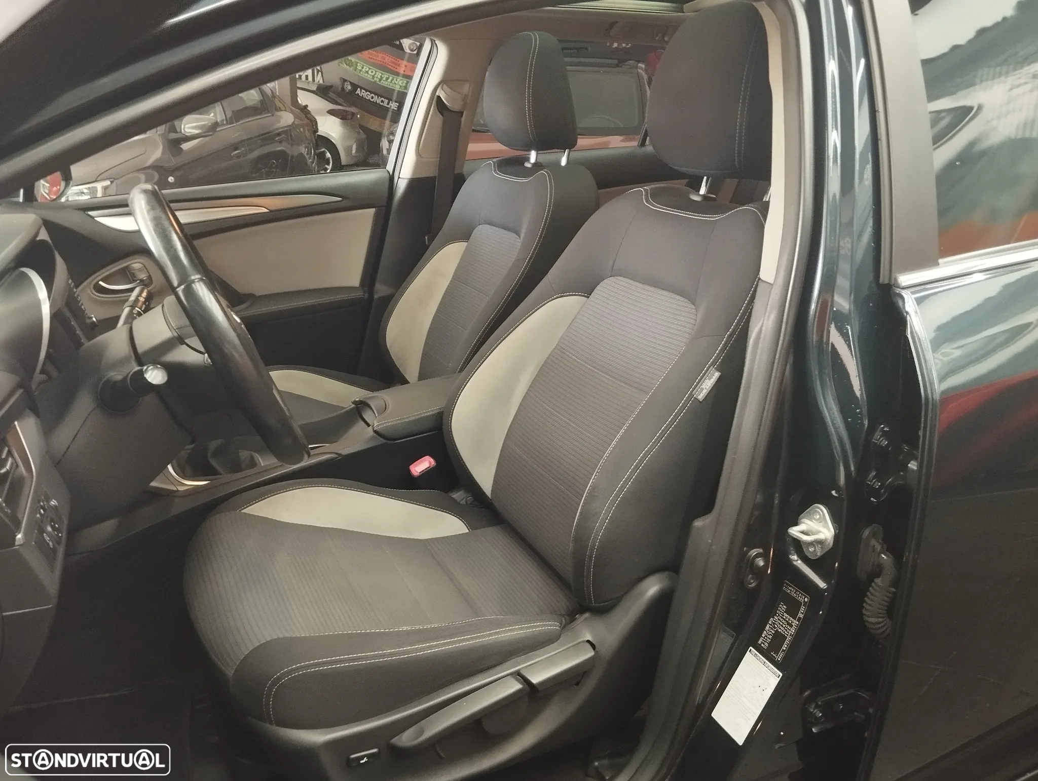 Toyota Avensis Touring Sports 1.6 D-4D - 17