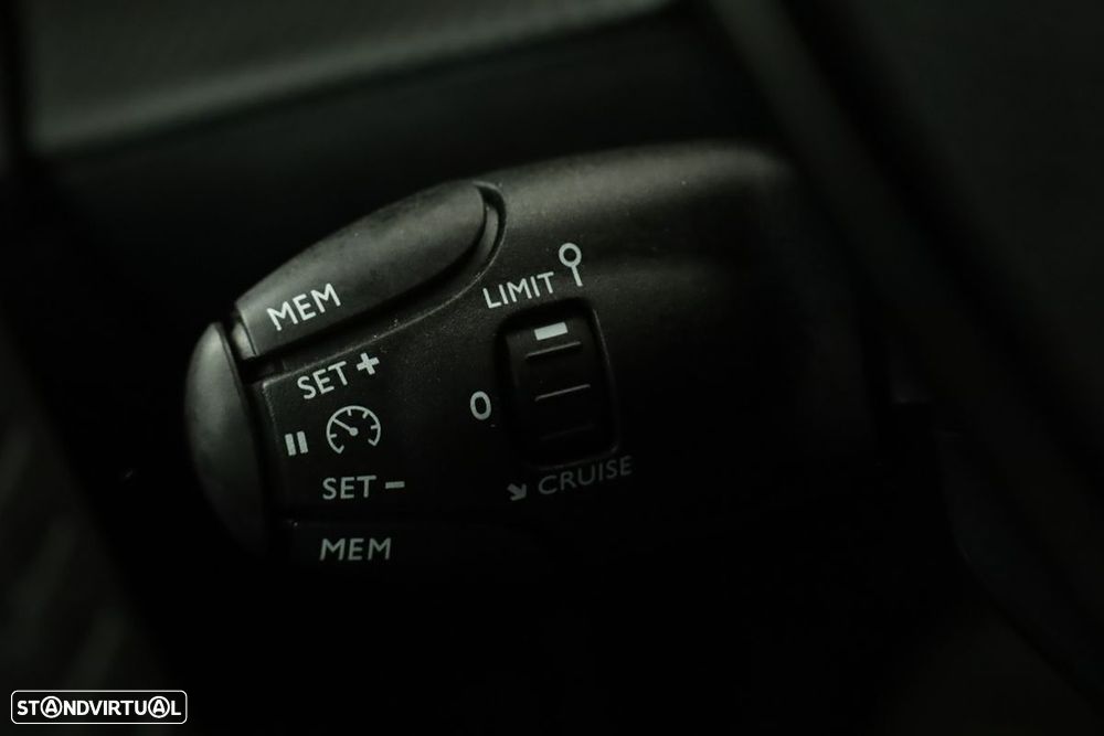 Peugeot e-2008 54 kWh Allure - 18