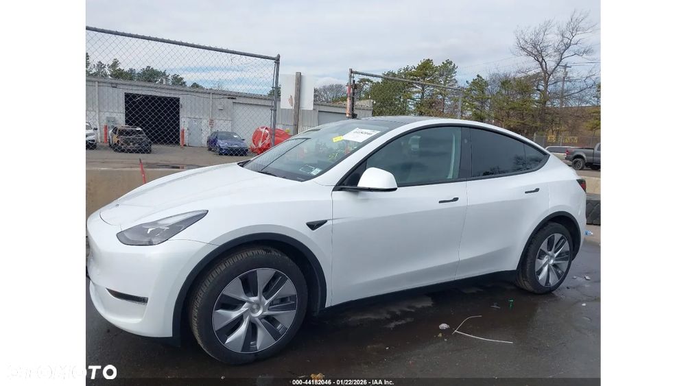 Tesla Model Y - 5