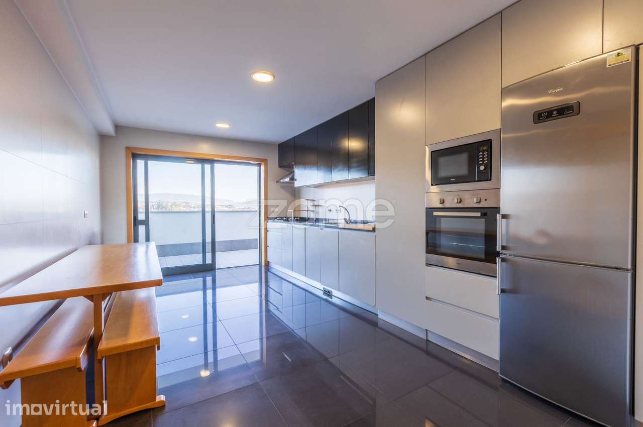 Espaçoso apartamento T3+1 c/ Terraço e Garagem 3 carros Caldelas, G... - Grande imagem: 5/38