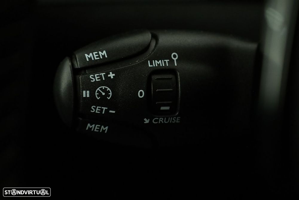 Peugeot 2008 1.2 PureTech Allure - 17