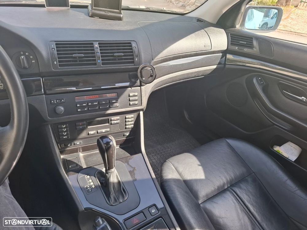 BMW 528 iA - 8