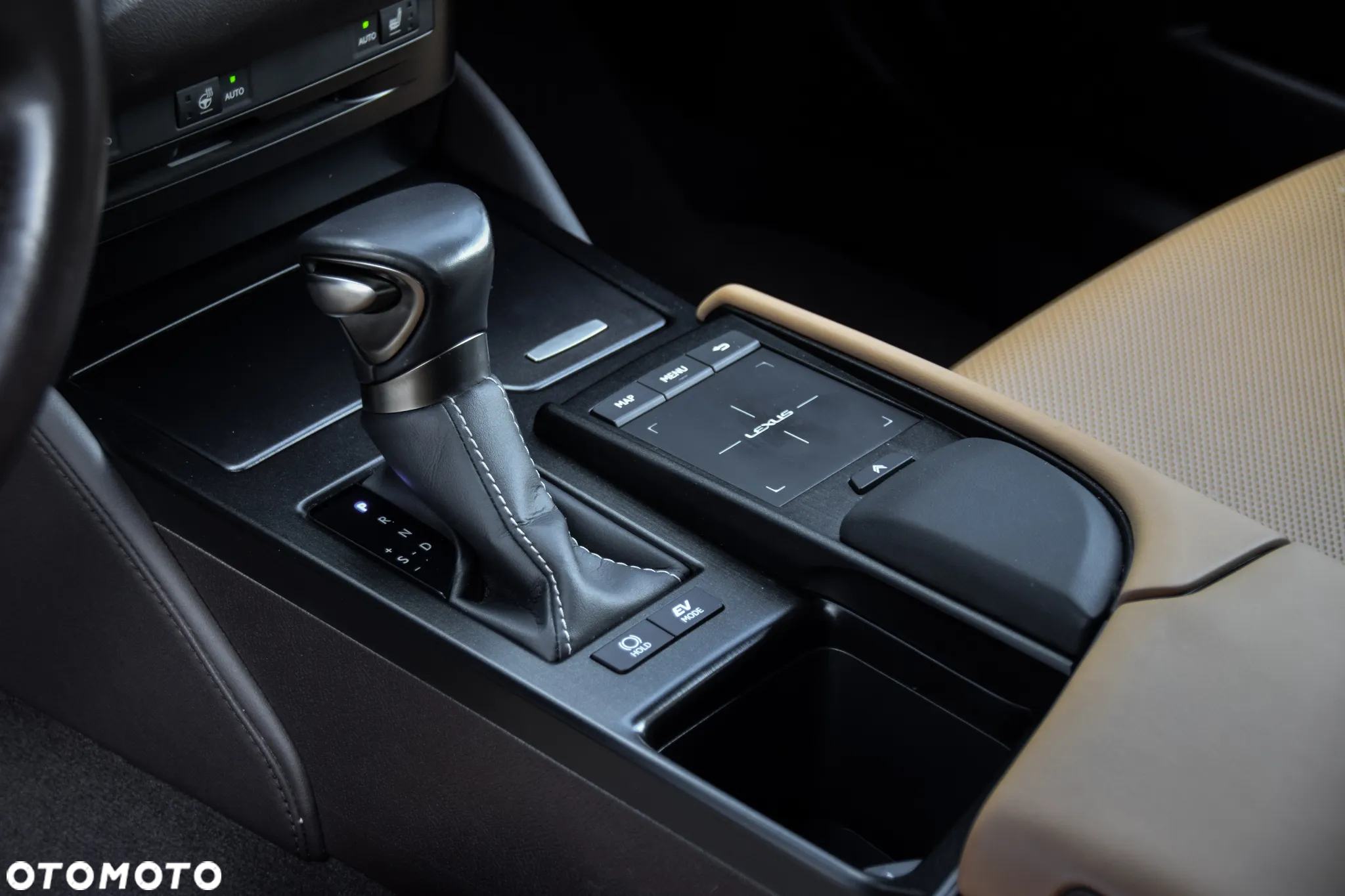 Lexus ES 300h Business Edition + - 16