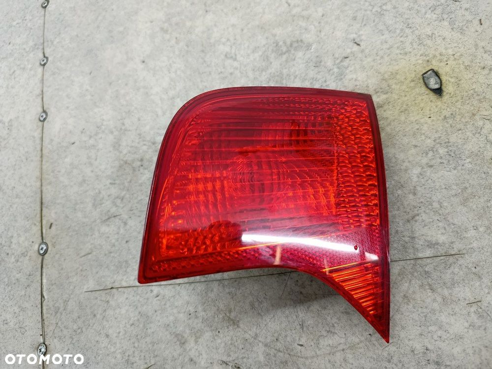 LAMPA TYLNA PRAWA W KLAPE AUDI A4 B7 8E5945094A HELLA SEDAN - 3