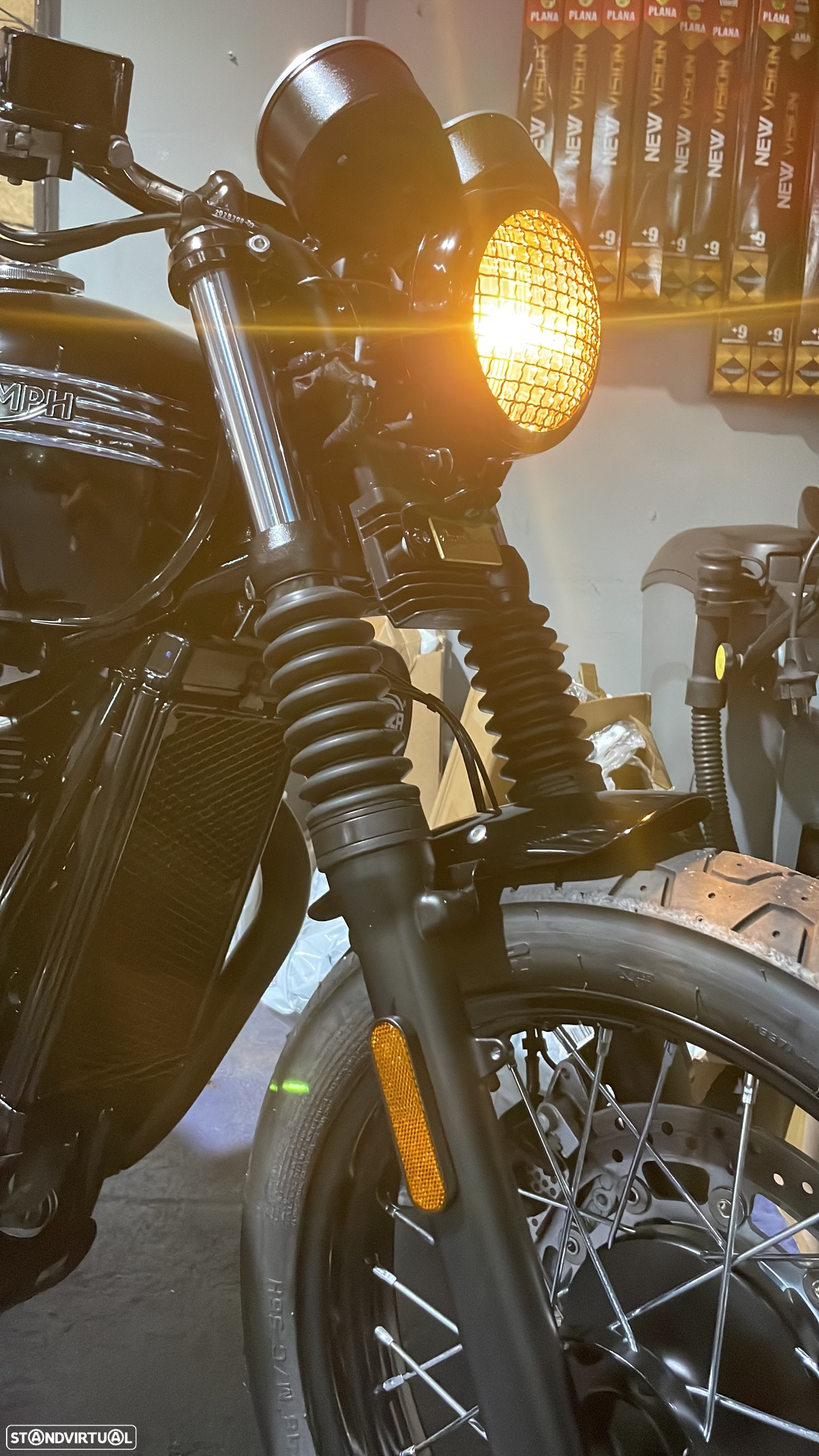 Triumph Bonneville Black - 4