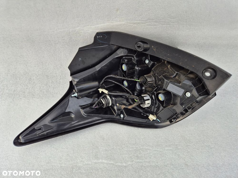 Lampa prawy tył prawa tylna Toyota Yaris IV 4 - 5