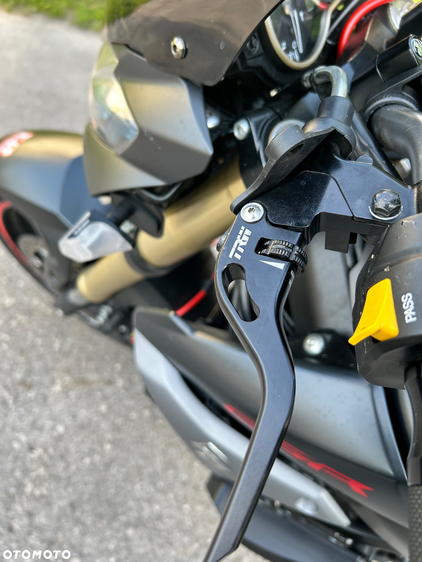 Suzuki GSR - 11