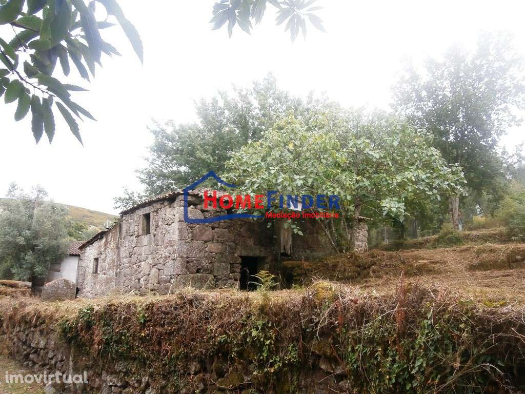 Moradia para Recuperar com Amplo Terreno e Potencial Infinito em Frian - Grande imagem: 3/27