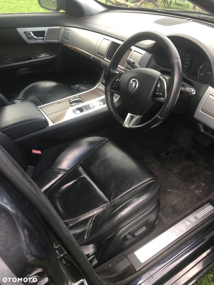 Jaguar XF 2.2 D - 9