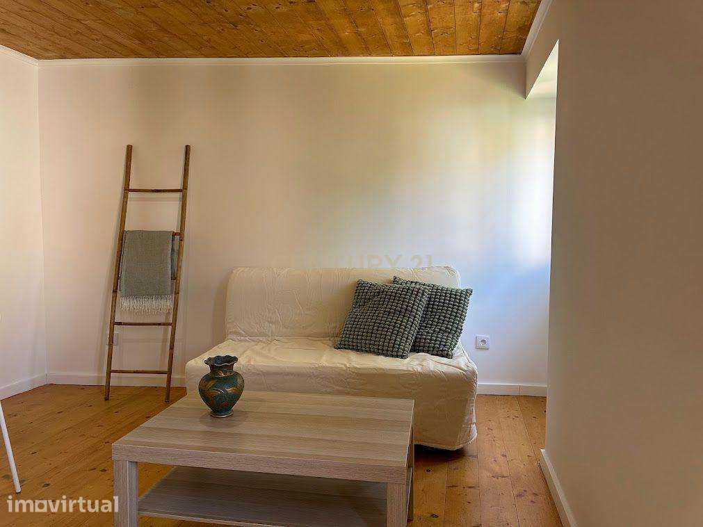 Arrendamento T2 duplex com terraço remodelado e mobilado no centro de - Grande imagem: 4/24