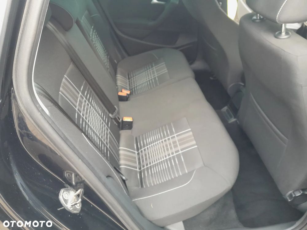 Volkswagen Polo 1.4 TDI Blue Motion Technology Lounge - 24