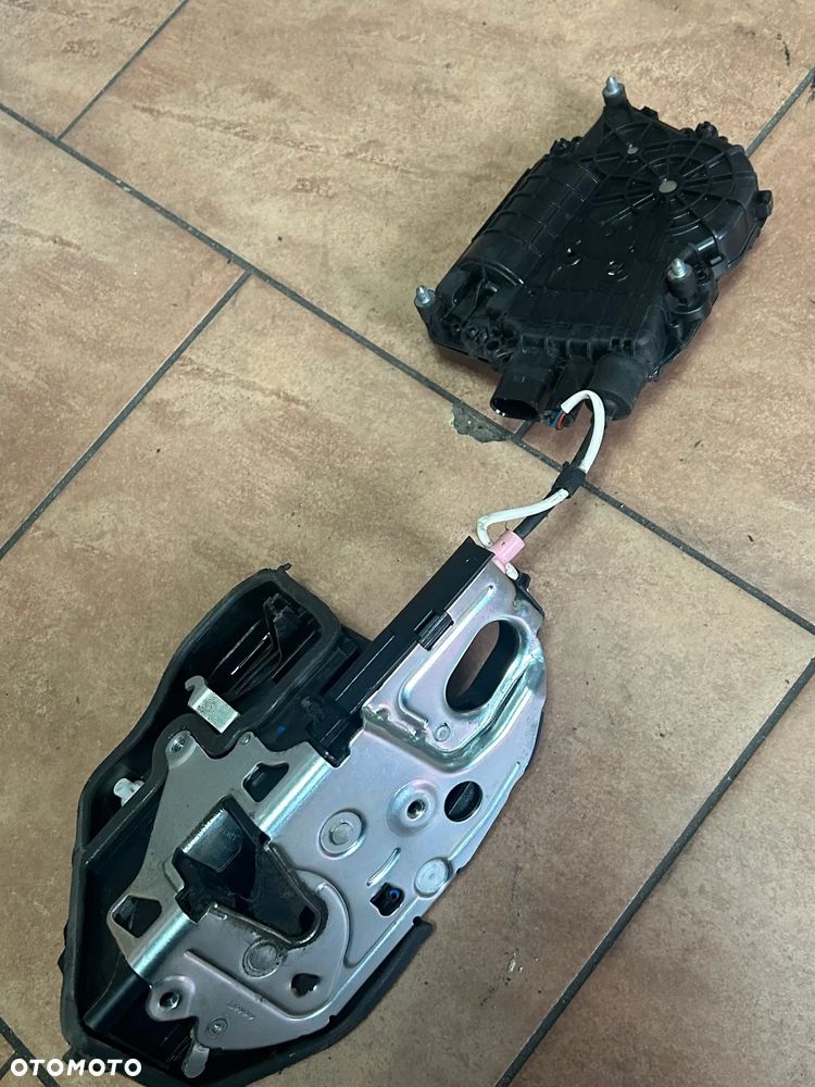 BMW 5 F10 F11 ZAMEK DOCIĄG DRZWI EUROPA 7154515 - 2
